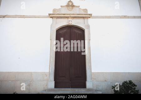 Architektonische Details der Kirche Matriz in der Innenstadt von Albufeira, Portugal Stockfoto