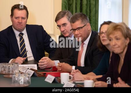 Führer des Unterhauses Jakob Rees-Mogg und Chief Whip Mark Spencer hören als Premierminister Boris Johnson seinen ersten Kabinettssitzung hält nach den Wahlen in Downing Street, London. PA-Foto. Bild Datum: Dienstag, 17 Dezember, 2019. Siehe PA Geschichte Politik Tories. Photo Credit: Matt Dunham/PA-Kabel Stockfoto