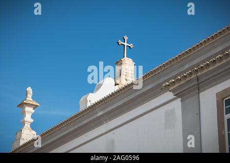 Architektonische Details der Kirche Matriz in der Innenstadt von Albufeira, Portugal Stockfoto