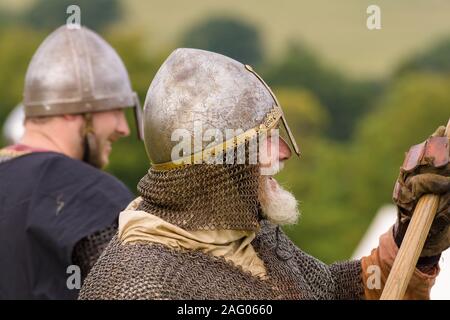 Mittelalterliche Schlacht Re-enactment mit Männern das Tragen eines cervelliere oder Skull Cap Helm und Kettenhemd aventail oder camail den Hals zu schützen. Stockfoto