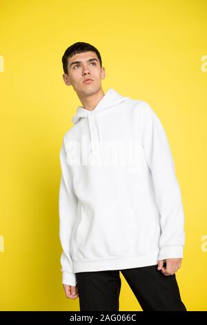 Junge Mann in einem weißen T-Shirt. Mock-up. Stockfoto
