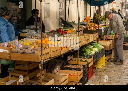 Loulé, Portugal. Der Obstmarkt in Loulé, Portugal, mit einer großen Auswahl an Obst und Gemüse zum Verkauf. Stockfoto