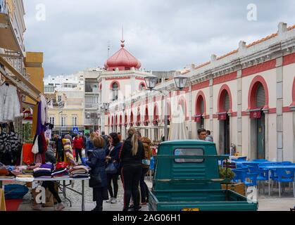 Loulé, Portugal. Außerhalb des Obst- und Gemüsemarktes in Loulé, Portugal, eine belebte Durchgangsstraße an einem Samstagmorgen. Stockfoto