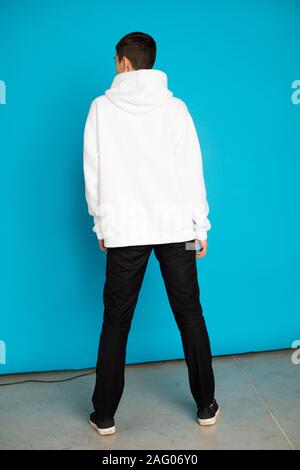 Ansicht von der Rückseite eines jungen Mann in einem weißen T-Shirt. Mock-up. Stockfoto