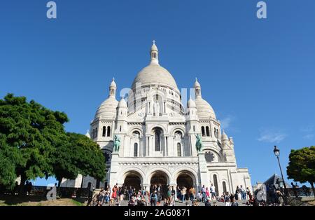 PARIS, Frankreich, 16. SEPTEMBER 2019: Basilika des Heiligen Herzen von Paris an der Spitze des Montmartre, umgeben von Touristen am 16. September 2019 Stockfoto