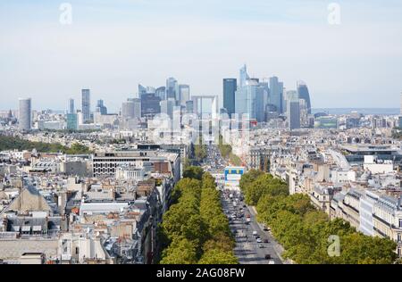 PARIS, Frankreich, 16. SEPTEMBER 2019: Stadtbild von La Defense Business District in Paris mit dem Grande Arche unter den modernen Wolkenkratzern am 16. September, Stockfoto