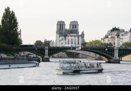 PARIS, Frankreich, 16. SEPTEMBER 2019: Pont Sully Brücke überspannt den Fluss Seine in Paris. Cargo Boot und Batobus Fähre den Fluss auf Septemb Segel Stockfoto