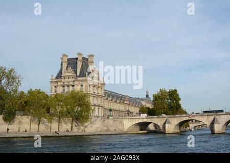 PARIS, Frankreich, 16. SEPTEMBER 2019: Ecke des Louvre Gebäude an der Pont Royal Brücke über die Seine in Paris am 16. September 2019 Stockfoto