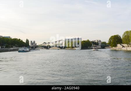 PARIS, Frankreich, 16. SEPTEMBER 2019: Blick nach Nordwesten auf der Seine Richtung beschädigt Kathedrale Notre Dame am 16. September 2019. Cargo Boot und Fähren Stockfoto