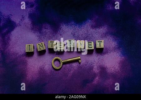 Internet Wortlaut mit Metall und Metall key als Business Konzept Stockfoto