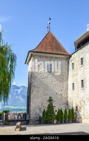 Thun, Schweiz - 8 August, 2019: Innenhof des Gotischen Stil Schloss Thun. Schloss aus dem 12. Jahrhundert ist ein Schweizer Weltkulturerbe von nationaler Bedeutung. Touristische Sehenswürdigkeiten. Historische Architektur. Stockfoto