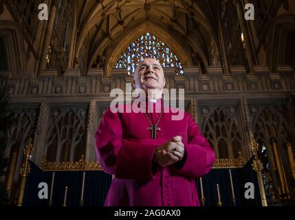 Der neue Erzbischof von York Stephen Cottrell bei einem Fotoshooting an der York Minster. Stockfoto