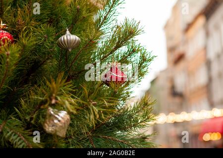 Schöne grüne Zweige Tannenbaum mit Kugeln dekoriert. Neues Jahr Hintergrund Stockfoto