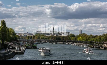 Überqueren Sie die Brücke in Paris mit Blick auf den Fluss und die vorbeifahrenden Boote Stockfoto