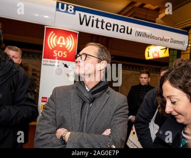 Berlin, Deutschland. 17 Dez, 2019. Michael Müller (SPD), regierender Bürgermeister in Berlin, steht auf dem Bahnsteig der U8 Wittenau. Der Berliner Senat hält seine Sitzung heute im Rathaus Reinickendorf. Credit: Fabian Sommer/dpa/Alamy leben Nachrichten Stockfoto