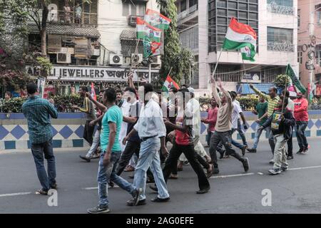 Kolkata, Indien. 17 Dez, 2019. Trinamool Congress (TMC) supremo und West Bengal Chief Minister Mamata Banerjee führte den zweiten von drei Zeitpläne sammelt von jadavpur Lokalität von Kolkata heute. Sie wurde von TMC-Mitglieder des Parlaments Nushrat Jahan und Mimi Chakraborty und Schauspieler Soham verbunden. (Foto von Puja Bhattacharjee/Pacific Press) Quelle: Pacific Press Agency/Alamy leben Nachrichten Stockfoto