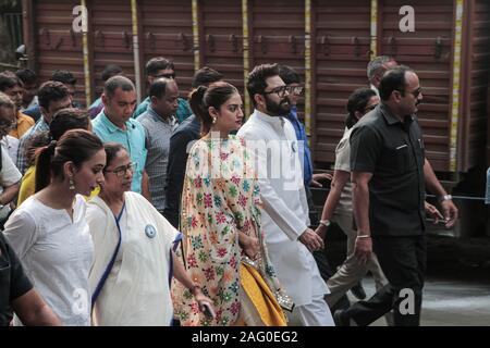 Kolkata, Indien. 17 Dez, 2019. Trinamool Congress (TMC) supremo und West Bengal Chief Minister Mamata Banerjee führte den zweiten von drei Zeitpläne sammelt von jadavpur Lokalität von Kolkata heute. Sie wurde von TMC-Mitglieder des Parlaments Nushrat Jahan und Mimi Chakraborty und Schauspieler Soham verbunden. (Foto von Puja Bhattacharjee/Pacific Press) Quelle: Pacific Press Agency/Alamy leben Nachrichten Stockfoto