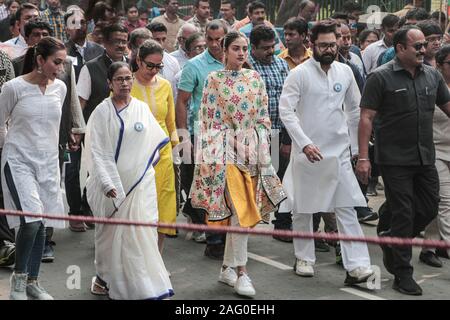 Kolkata, Indien. 17 Dez, 2019. Trinamool Congress (TMC) supremo und West Bengal Chief Minister Mamata Banerjee führte den zweiten von drei Zeitpläne sammelt von jadavpur Lokalität von Kolkata heute. Sie wurde von TMC-Mitglieder des Parlaments Nushrat Jahan und Mimi Chakraborty und Schauspieler Soham verbunden. (Foto von Puja Bhattacharjee/Pacific Press) Quelle: Pacific Press Agency/Alamy leben Nachrichten Stockfoto