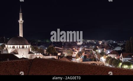 Nacht in Prizren im Kosovo, auf dem Balkan vibes und alte Dächer Stockfoto