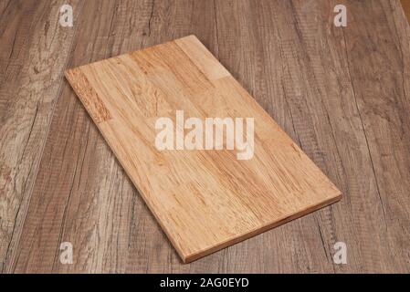 Elegante Holz- Fach auf strukturierte Tabelle Stockfoto