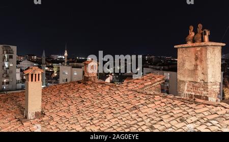 Nacht in Prizren im Kosovo, auf dem Balkan vibes und alte Dächer Stockfoto