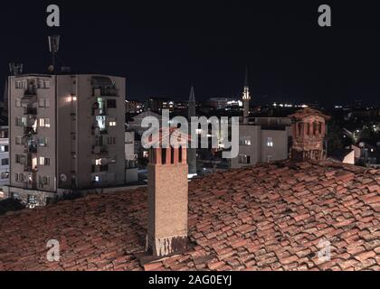 Nacht in Prizren im Kosovo, auf dem Balkan vibes und alte Dächer Stockfoto