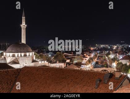 Nacht in Prizren im Kosovo, auf dem Balkan vibes und alte Dächer Stockfoto