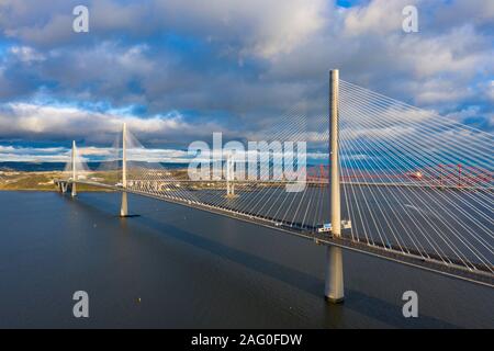 Luftaufnahme des Queensferry Kreuzung Brücke über den Firth-of-Forth River in Schottland, Großbritannien. Stockfoto