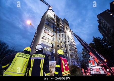 17 Dezember 2019, Hessen, Frankfurt/Main: Während einer inländischen Feuer, Feuerwehrmänner der Feuerwehr stehen in einem Hochhaus an der Szene des Feuers. Auf den ersten, wurde nichts über mögliche Verletzungen bekannt. Foto: Boris Roessler/dpa Stockfoto