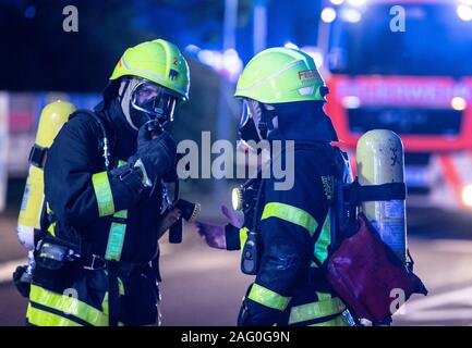 17 Dezember 2019, Hessen, Frankfurt/Main: Während einer inländischen Feuer, Feuerwehrmänner der Feuerwehr stehen in einem Hochhaus an der Szene des Feuers. Auf den ersten, wurde nichts über mögliche Verletzungen bekannt. Foto: Boris Roessler/dpa Stockfoto