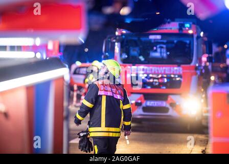 17 Dezember 2019, Hessen, Frankfurt/Main: Während einer inländischen Feuer, Feuerwehrmänner der Feuerwehr stehen in einem Hochhaus an der Szene des Feuers. Auf den ersten, wurde nichts über mögliche Verletzungen bekannt. Foto: Boris Roessler/dpa Stockfoto