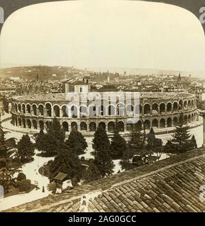 "Römischen Amphitheater errichtet A.D. 260 - (Osten), Verona, Italien', c 1909. Arena di Verona an der Piazza Bra in Verona ist eines der am besten erhaltenen antiken Bauwerke seiner Art. Auf einem Sun Skulptur stereoskop von Underwood&Amp gemacht angesehen werden; Underwood. [Die Rose Stereograph Unternehmen, Melbourne, Sydney, Wellington & Amp; London, c 1909] Stockfoto