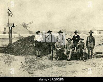 'Allgemein Baden-Powell, Lord Edward Cecil und andere Offiziere, am Eingang zu Ihrer "dug-out".', 1901. Lord Edward Cecil wurde in der Stadt Mafeking während der Belagerung durch die Buren, Oberst Robert Baden-Powell wurde ein nationaler Held. Von "Südafrika, Transvaal Krieg, Vol. V", von Louis Creswicke. [T. C.&amp; E.C.-Buchse, Edinburgh, 1901] Stockfoto