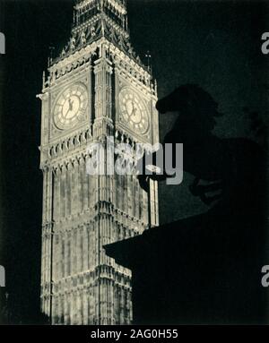 "Big Ben bei Nacht", 1947. Mit Blick auf den Uhrturm im Palast von Westminster in London. Der Turm, in einem neo-gotischen Stil von Augustus Pugin, wurde 1859 abgeschlossen und hält die große Glocke "Big Ben" bekannt. Silhouetted auf der rechten Seite ist ein Pferd aus der Statue als "boadicea und Ihre Töchter" bekannt. Von "House of Commons", von Martin Lindsay M.P. [Collins, London, 1947] Stockfoto