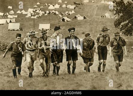 "Eine internationale Moot in Schottland', 1944. "Rover Pfadfinder aus Ägypten, Rhodesien, England, Schottland, Armenien, Irak, Norwegen und Australien". Ein Scout Moot ist eine Veranstaltung für die älteren Zweige (traditionell als Rover) und andere junge erwachsene Mitglieder der Pfadfinderbewegung, die durch Robert Baden-Powell wurde 1908 gegründet. Von "Pfadfinder", von E.E. Reynolds. [Collins, London, 1944] Stockfoto