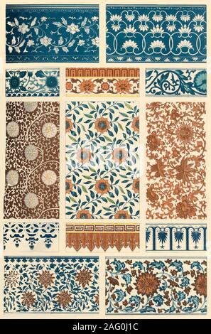 Chinesische Malerei, (1898). "Feigen 1-5 und 9-13: Grenzen; Abb. 6-8: kontinuierliche Muster der gemalten chinesischen Vasen, der größere Teil davon in South Kensington Museum [Victoria &Amp; Albert Museum, London]. In Abb. 1 eine Neigung zur Persischen Art und Weise ist, in der Zusammensetzung und Zeichen zu beachten. Die gelbe Farbe, in Abb. 4, 6 und 10, ist Gold auf der ursprünglichen Objekte ... die wichtigsten heimischen Pflanzen für dekorative Muster verwendet werden die Blätter und Blüten der Tee - Strauch, Rosen, Kamelien, Melonen etc.". Platte 11 aus "Die historischen Stile des Ornaments" von t übersetzt Stockfoto