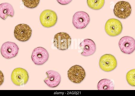 Bunte donuts Fallen gegen die rosa Hintergrund. Stockfoto