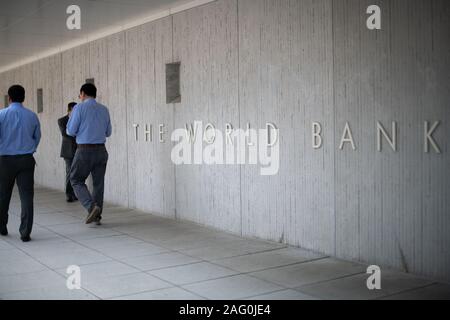 Menschen gehen von der Weltbank Hauptsitz in Washington, D.C., als am 5. August 2019 gesehen. (Graeme Sloan/Sipa USA) Stockfoto