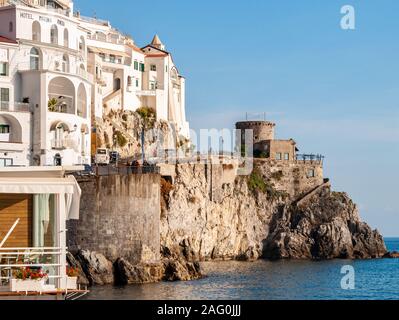Amalfi, wunderschönen Dorf und Badeort Hauptstadt der gleichnamigen Amalfi Küste, hinter dem Golf von Neapel und in der Nähe von Positano, Sorrento, Pompeii Stockfoto