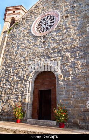 Deruta in Umbrien, Italien. Fassade der Kirche ist ein Francesco". Dorf, das bekannt ist für seine künstlerische Keramik gefertigt und von Hand bemalt. Stockfoto