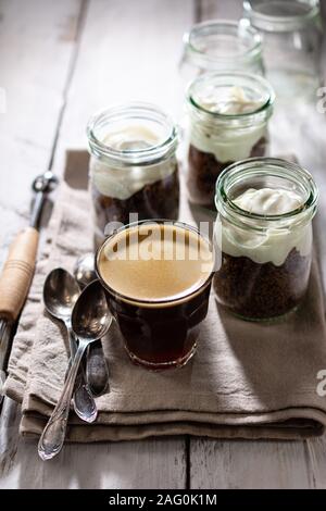 Frühstück der Champions. Schokolade Naturjoghurt und leckeren Kaffee. Gesundes Essen und Trinken Stockfoto