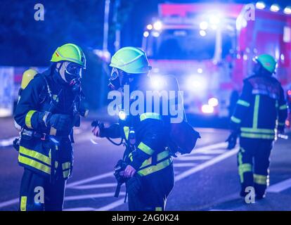 17 Dezember 2019, Hessen, Frankfurt/Main: Während einer inländischen Feuer, Feuerwehrmänner der Feuerwehr stehen in einem Hochhaus an der Szene des Feuers. Auf den ersten, wurde nichts über mögliche Verletzungen bekannt. Foto: Boris Roessler/dpa Stockfoto