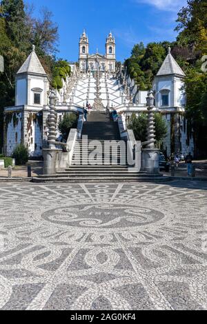 Letzte Steigung bis zu dem Heiligtum bei neugeborenen Jesus do Monte. Bom Jesus do Monte ist eine portugiesische Heiligtum in Tenões, außerhalb der Stadt Braga Stockfoto