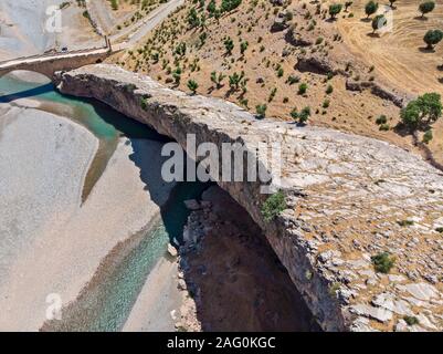 Luftaufnahme des Severan Brücke, Cendere Koprusu ist eine späte römische Brücke, in der Nähe von Nemrut Dagi, Türkei. Fahrbahn durch die antiken Säulen flankiert Stockfoto