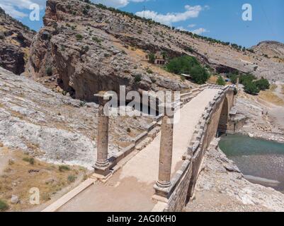 Luftaufnahme des Severan Brücke, Cendere Koprusu ist eine späte römische Brücke, in der Nähe von Nemrut Dagi, Türkei. Fahrbahn durch die antiken Säulen flankiert Stockfoto
