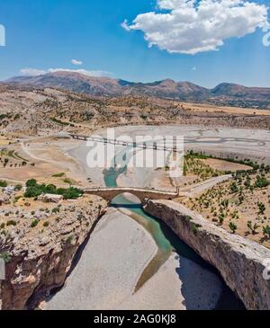 Luftaufnahme des Severan Brücke, Cendere Koprusu ist eine späte römische Brücke, in der Nähe von Nemrut Dagi, Türkei. Fahrbahn durch die antiken Säulen flankiert Stockfoto