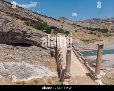 Luftaufnahme des Severan Brücke, Cendere Koprusu ist eine späte römische Brücke, in der Nähe von Nemrut Dagi, Türkei. Fahrbahn durch die antiken Säulen flankiert Stockfoto