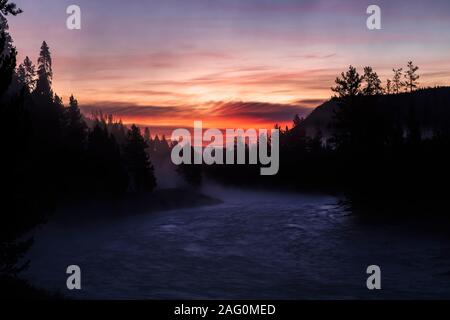 Sonnenaufgang über Bögen im Madison River Yellowstone Nationalpark, Wyoming Stockfoto