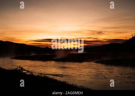 Sonnenaufgang über Bögen im Madison River Yellowstone Nationalpark, Wyoming Stockfoto