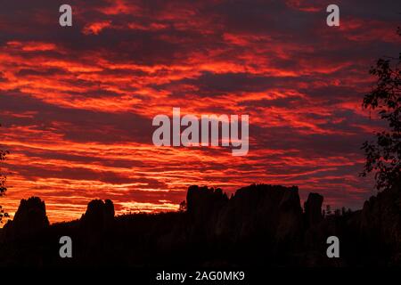 Sonnenuntergang über Felsformationen in den Nadeln in Custer State Park, South Dakota Stockfoto